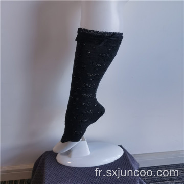 Élégantes charmantes chaussettes noires en dentelle à broderie extensible